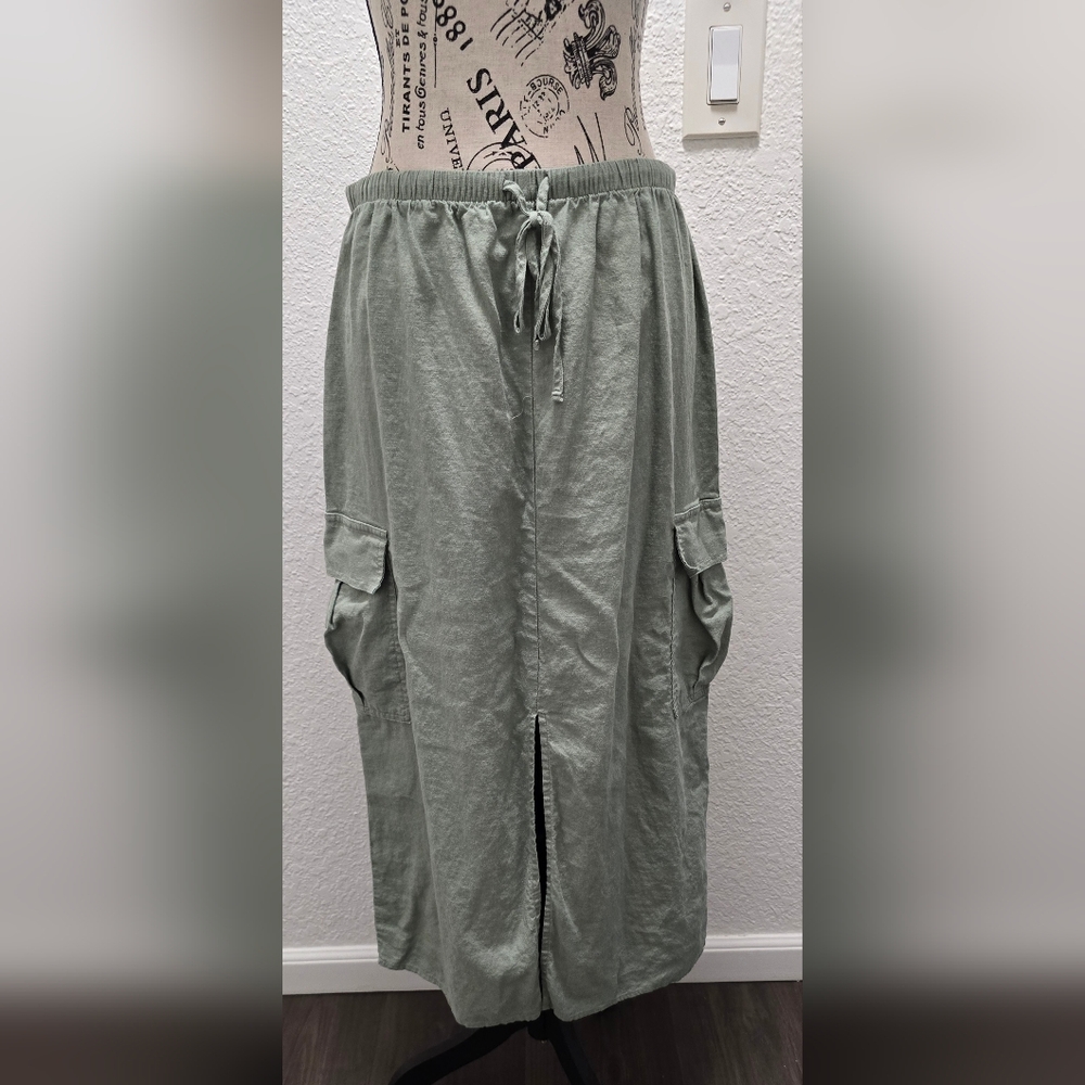 Woman's Cargo Style Skirt
